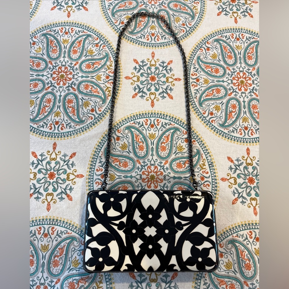MARY NORTON LADIES BLACK WHITE FLOWERS HARD SHELL CHAIN CLUTCH/HAND BAG-VINTAGE!